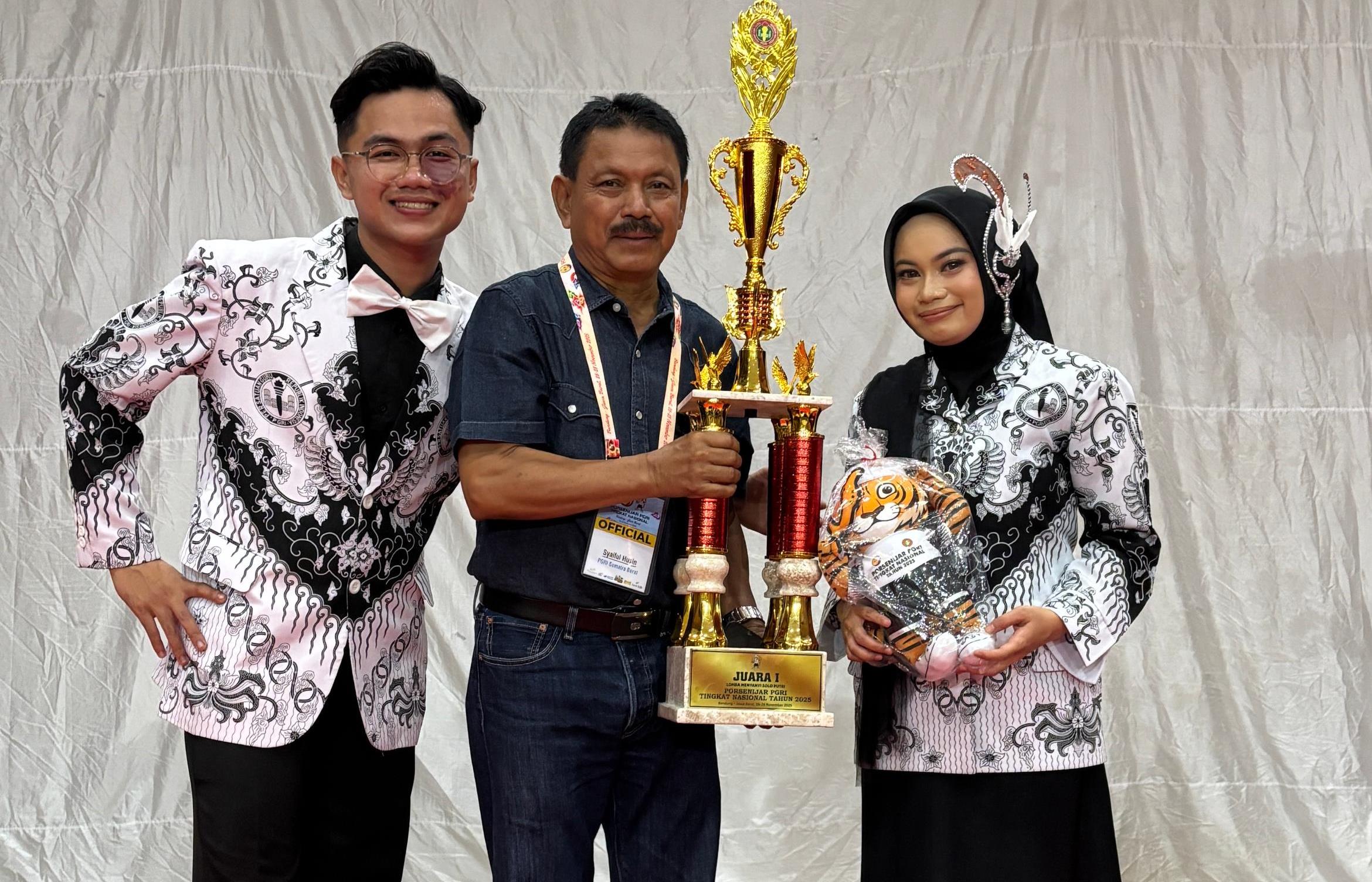Fanny bersama offesial dan rekan solo song putra Farid berfoto usai enerima tropi juara nasional